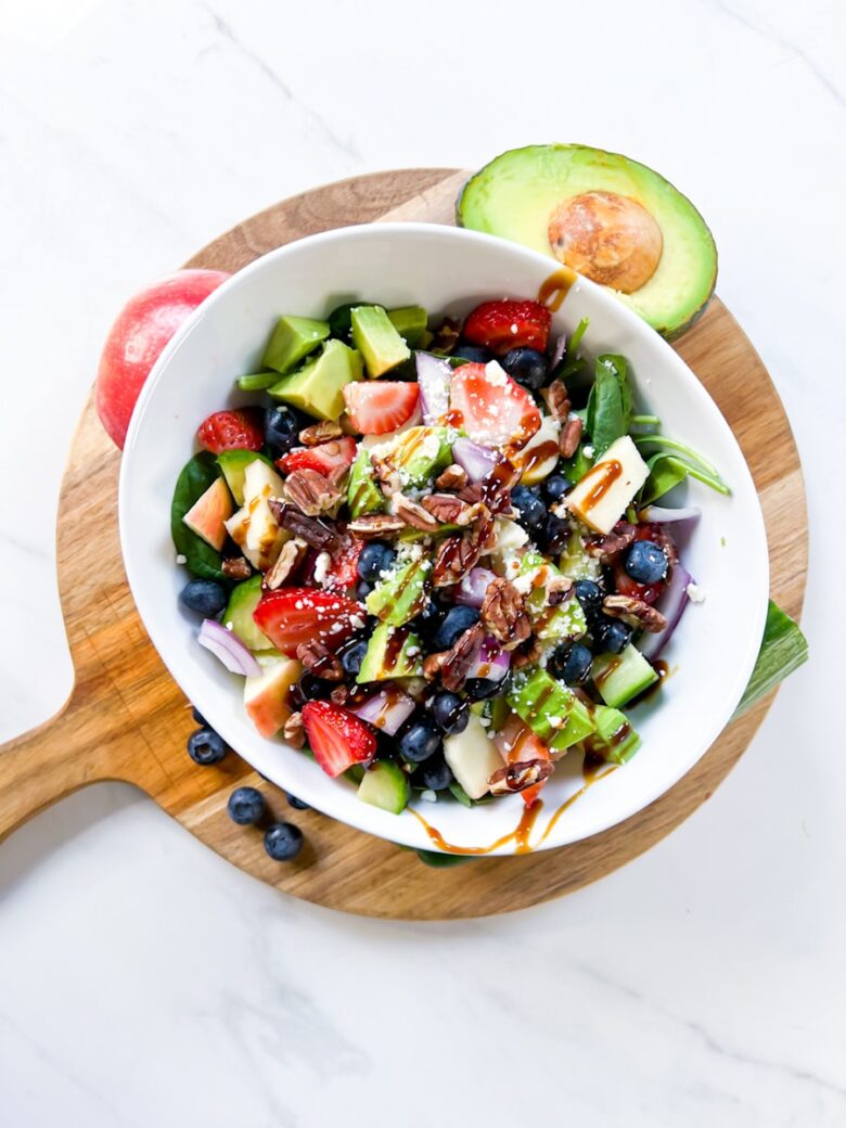 Berry pecan spinach salad