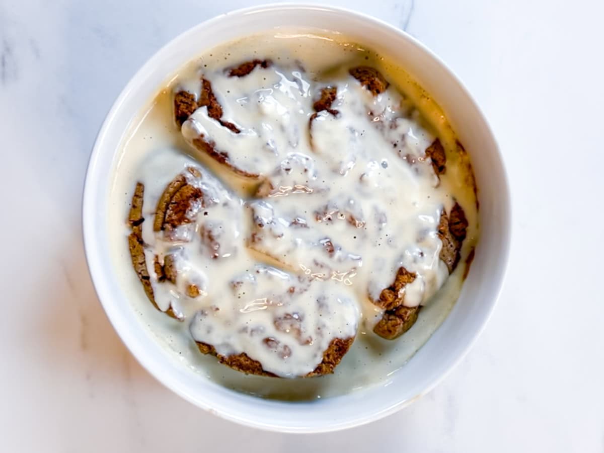 Cinnamon roll baked oats with greek yogurt glaze.