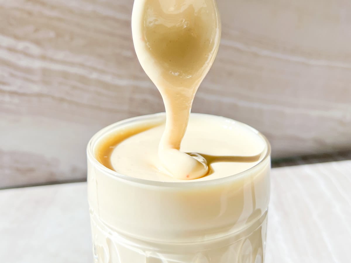 Finished whipped honey in a jar.