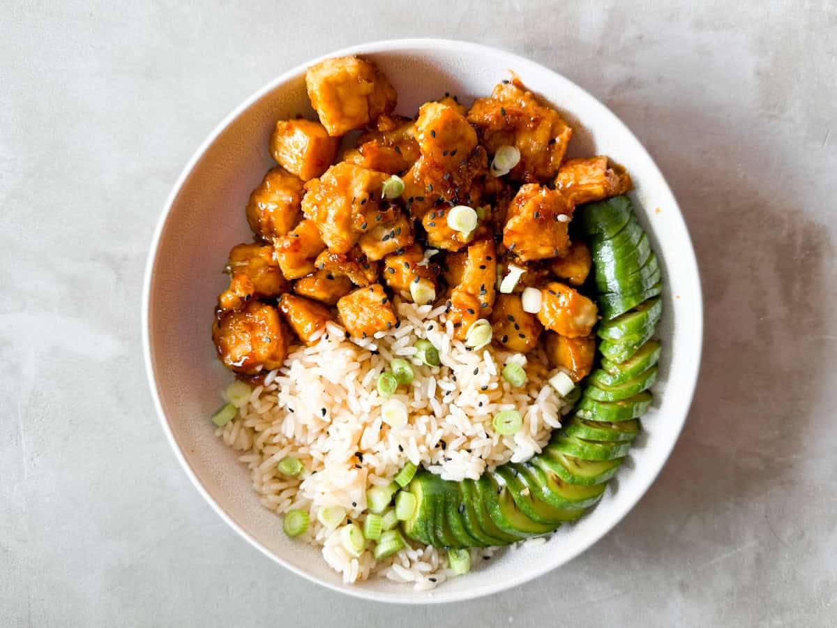 Finished crispy tofu bowls.